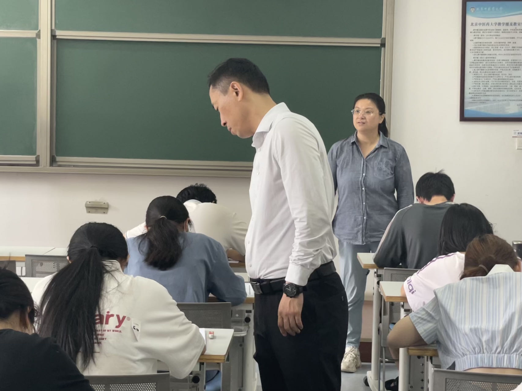 1687826522745079733.jpg beat365在线唯一官网登录开展2023年春季学期期末考试巡查工作1.jpg